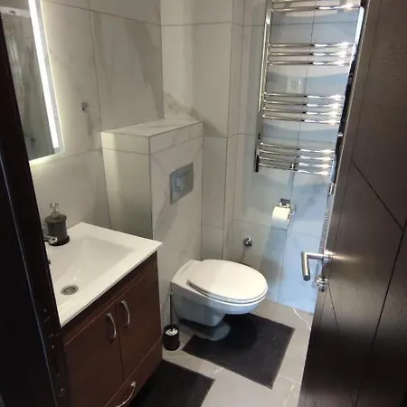 Gold Pine Titova شقة