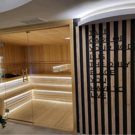 Gold Pine Titova شقة