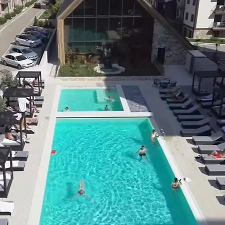 شقة Gold Pine Titova